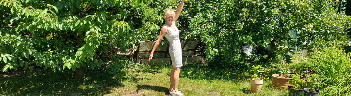Yvonne (53) nach ihrer Gewichtsabnahme mit Precon, fröhlich im sommerlichen Garten