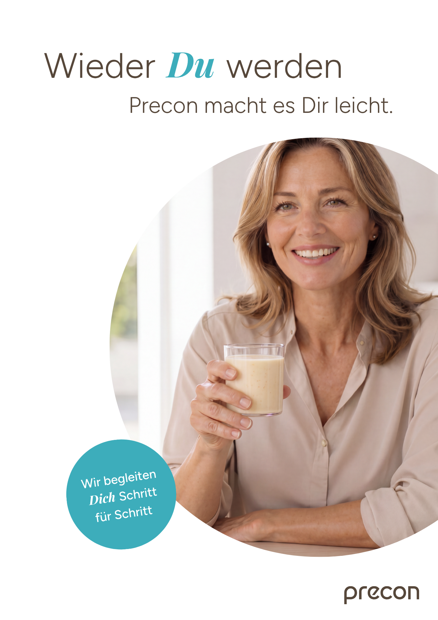 Eine lächelnde Frau sitzt an einem Tisch und hält ein Glas mit einem hellen Getränk in der Hand. Der Text darüber lautet: „Wieder Du werden“. Das Precon-Handbuch von Kuthal Print & Binding GmbH macht es dir leicht, gesund abzunehmen und dein Wohlfühlgewicht zu erreichen. Der Text im Kreis lautet: „Wir begleiten dich Schritt für Schritt.“.