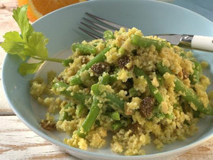 Mandel-Couscous mit Currybohnen und Rosinen mit Birnen-Frischkäsedessert