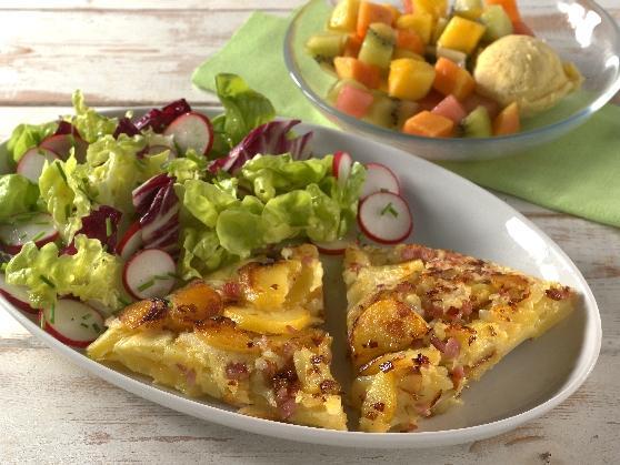Pillekuchen mit gemischtem Salat und Früchte-Dessert mit Eis