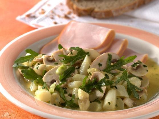 Spargelsalat mit Putenschinken, Bauernbrot und Obst zum Dessert