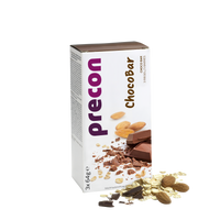 Eine aufrechte Precon ChocoBar Riegel-Dose zeigt auf der Vorderseite Schokoladenstücke, Haferflocken und Mandeln - ideal für die Precon Diät oder als Mahlzeitenersatz. Lose Schokolade, Haferflocken und Mandeln sitzen vor der Dose.