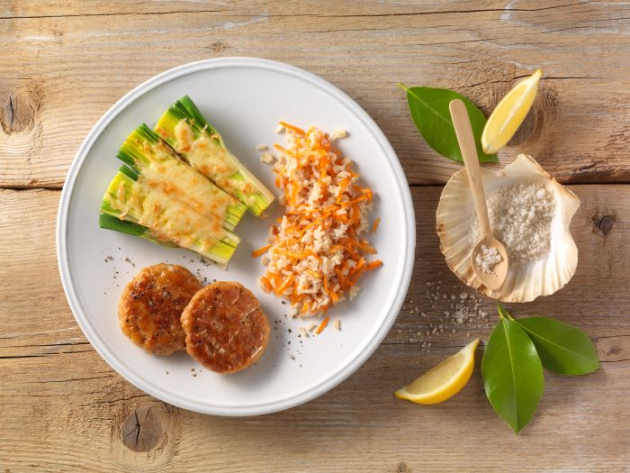 Ueberbackener_Lauch_mit_Fischfrikadellen_auf_Moehren-Reis.jpg