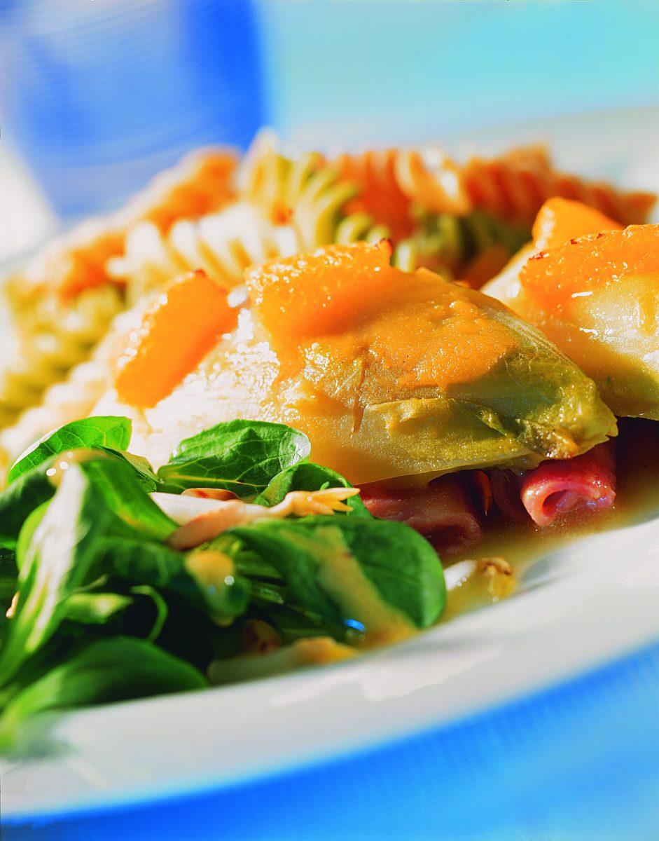 Chicorée-Lachsschinken-Gratin mit Feldsalat Chicorée-Lachsschinken-Gratin mit Feldsalat