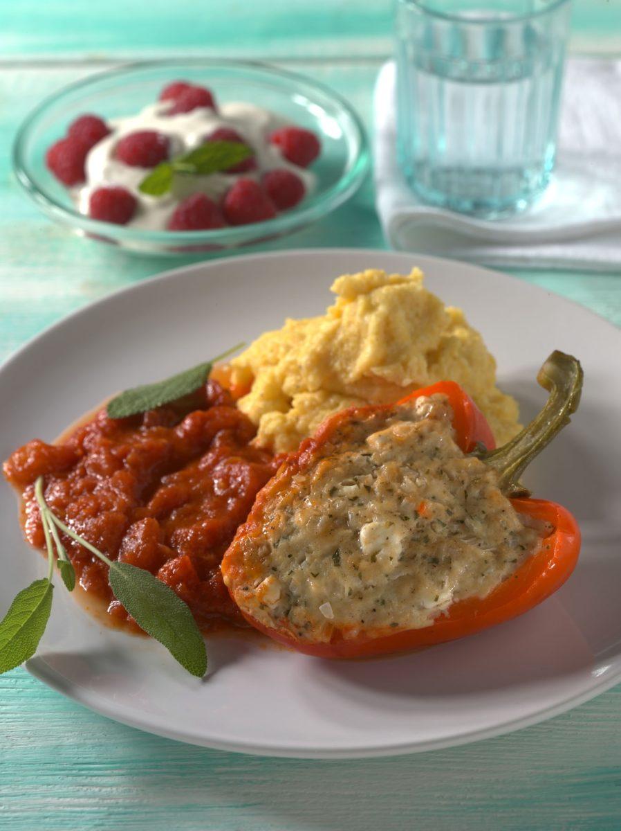 Gefüllte Paprikaschote mit Schafskäse