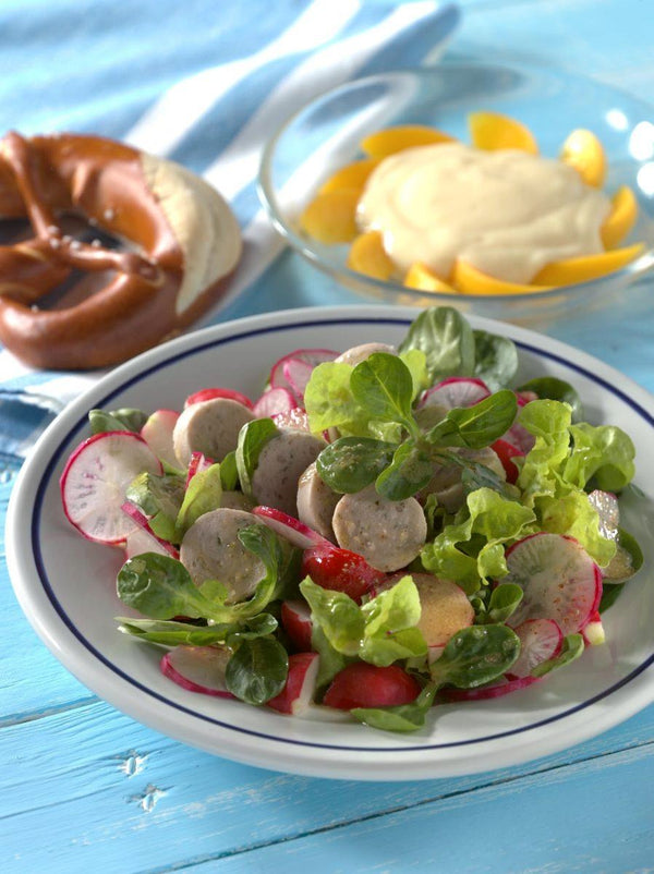 Weißwurstsalat mit Brezeln
