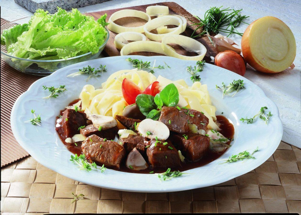 Gulasch mit Bandnudeln – Precon Rezepte
