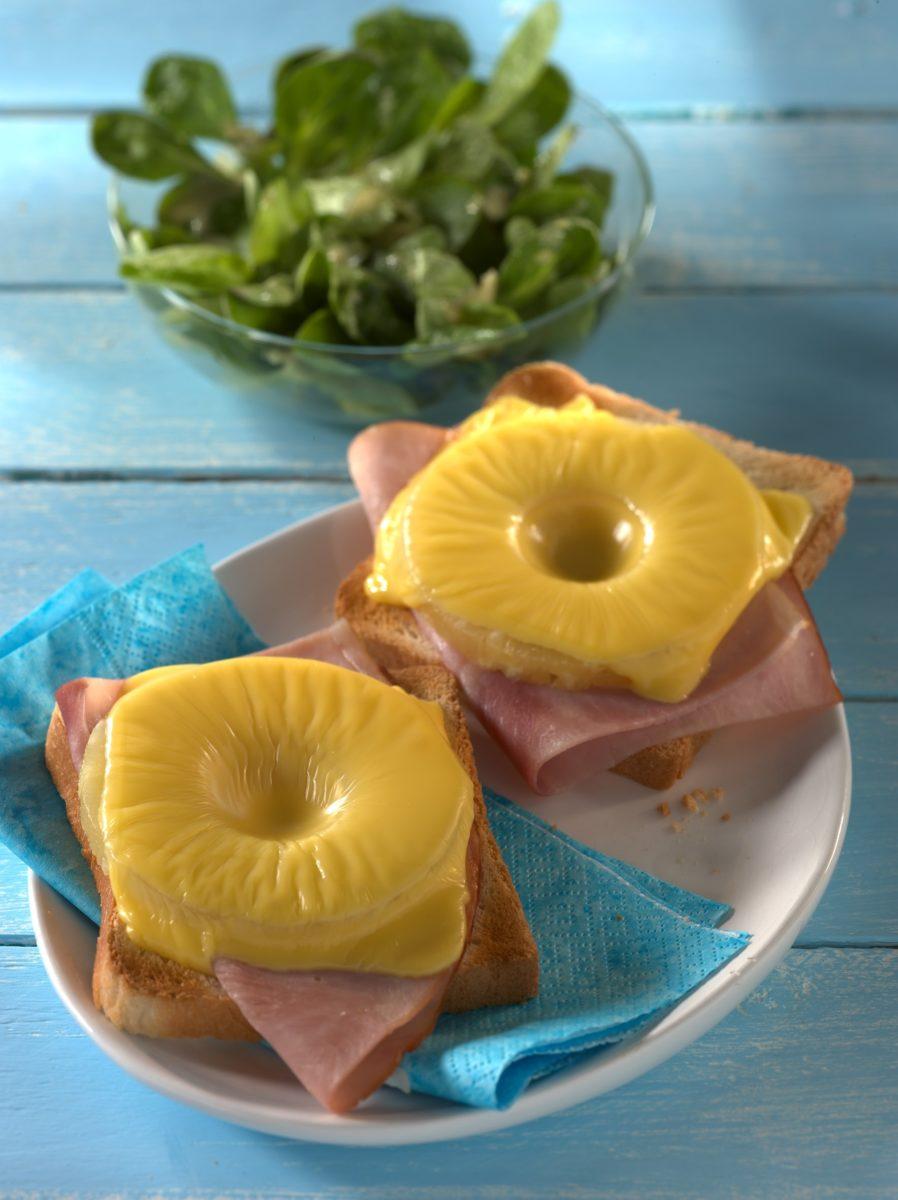 Hawaii-Toast mit Feldsalat