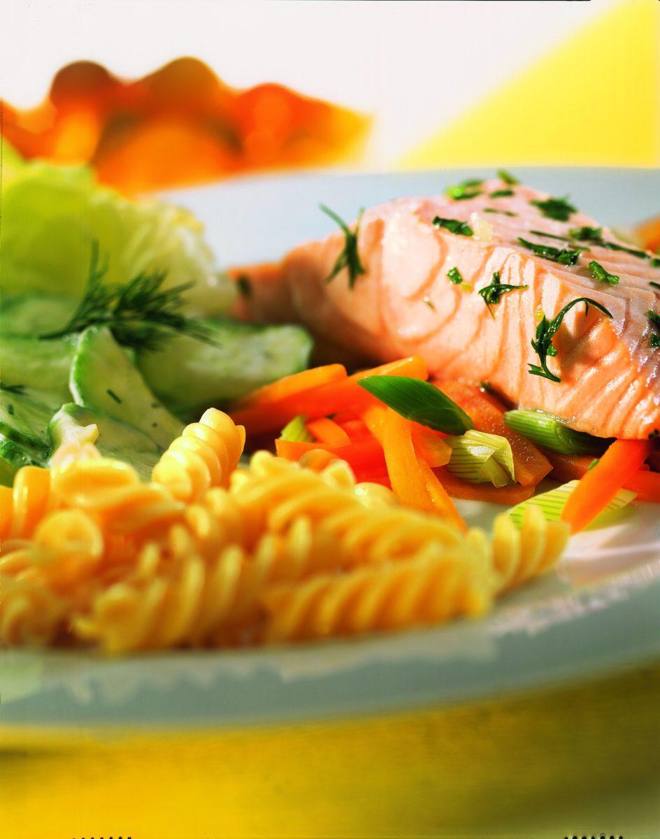 kraeuterlachs-mit-gurkensalat Kräuterlachs mit Gurkensalat - BCM Diät Rezepte.de