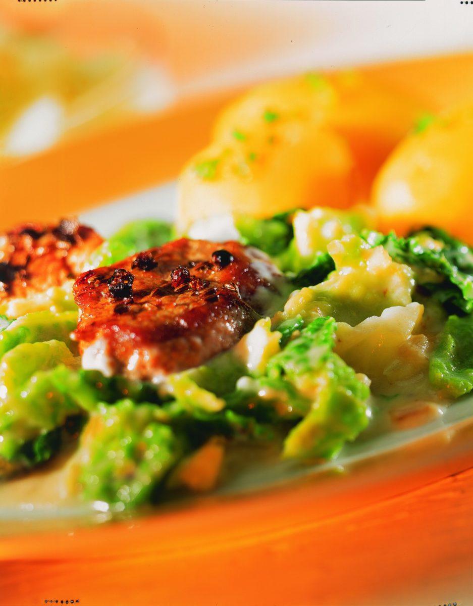 schweinemedaillons-mit-wirsing Schweinemedaillons mit Wirsing - BCM Diät Rezepte.de