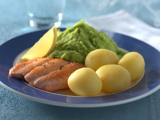 Lachs mit Erbsenpüree und Kartoffeln – Precon Rezepte