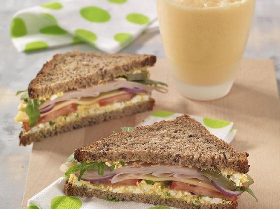 1051_roggenclubsandwich_mangolassi Roggen-Clubsandwich mit Curry-Frischkäse und Mango-Lassi - BCM Diät Rezepte.de