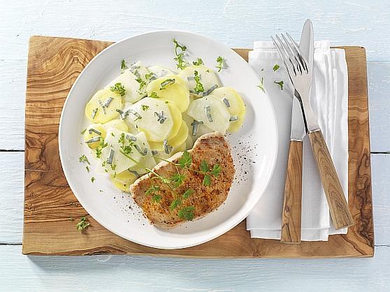 Schweinesteak mit Kohlrabi-Kartoffelgemüse  und Rhabarber-Erdbeeren-Kompott