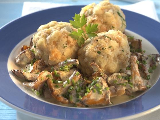 Semmelknödel mit Schnittlauch-Sauerrahmschwammerln Genussvoll und ...