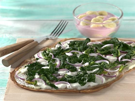Vollkornflammkuchen mit roten Zwiebeln und Blattspinat