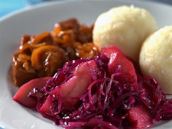 Gulasch mit Klössen und Rotkraut – Precon Rezepte