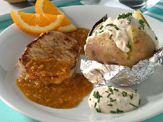 Schweinerücken in Orangensauce mit Ofenkartoffel und Kräuterquark und Kiwis zum Dessert