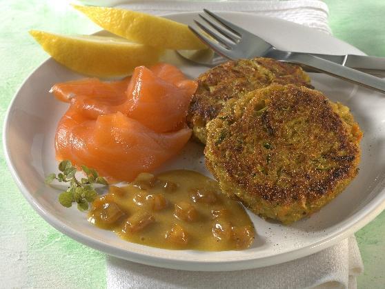 15_gemuesebratlinge_raeucherlachs Gemüsebratlinge mit Räucherlachs und Aprikosen-Honig-Senf-Sauce - BCM Diät Rezepte.de