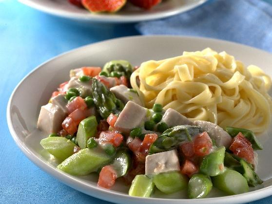 49_spargelhaehnchenragout Spargel-Hähnchen-Ragout mit Nudeln - BCM Diät Rezepte.de