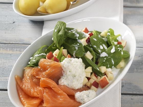 551_raeucherlachs_pellkartoffeln Räucherlachs mit Pellkartoffeln und Apfel-Spinatsalat - BCM Diät Rezepte.de