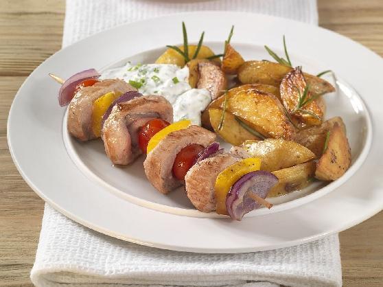 Blechkartoffeln mit Fleisch-Gemüsespieß und Kräuterdip – Precon Rezepte