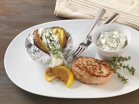 Folienkartoffel mit Bärlauchquark, mariniertem Schweinerückensteak und Kiwi zum Dessert