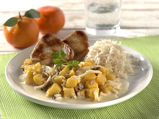 Putenmedaillons auf Gewürzkürbis und Obst zum Dessert