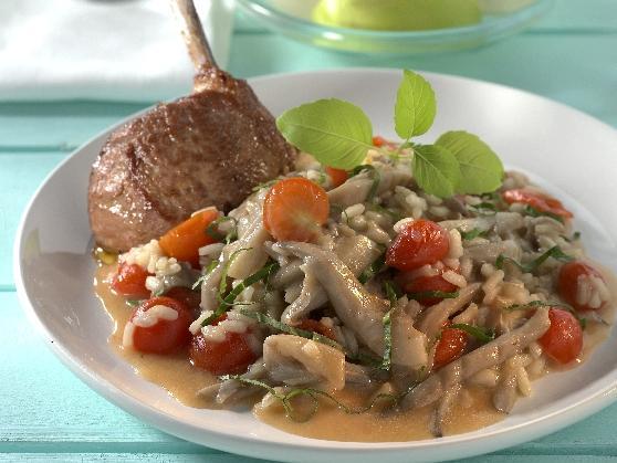 Lammkoteletts auf Austernpilzrisotto mit Kirschtomaten – Precon Rezepte