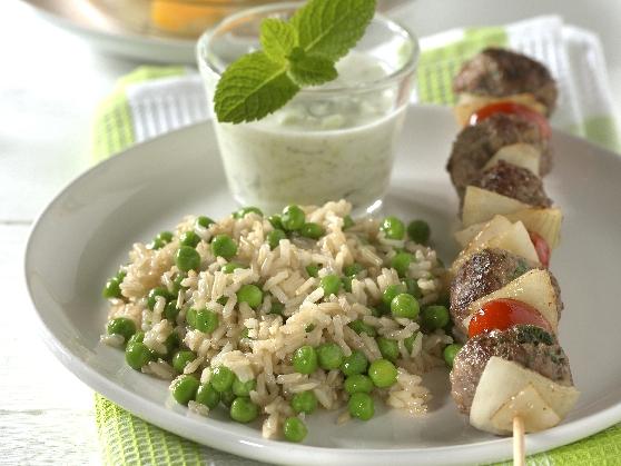 Lamm-Tomaten-Spieße mit Reis und Erbsen, Gurkensalat und Obstsalat zum ...