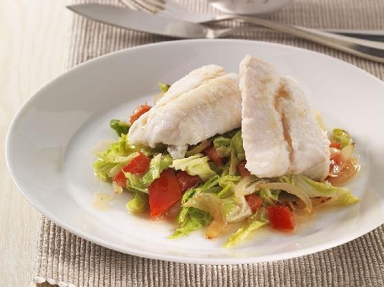 Steinbeißerfilet auf Tomaten-Wirsing