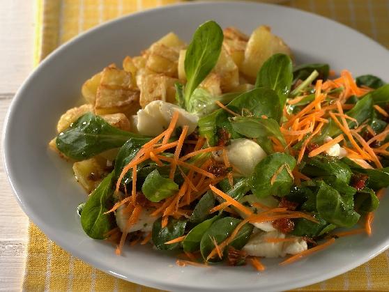 Feldsalat mit Mozzarella und gebackenen Kartoffelwürfeln