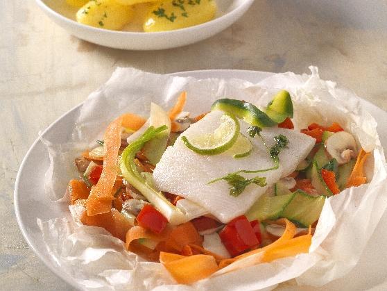 Heilbuttfilet im Papier gegart, mit Gemüse, Petersilienkartoffeln und Limettensauce
