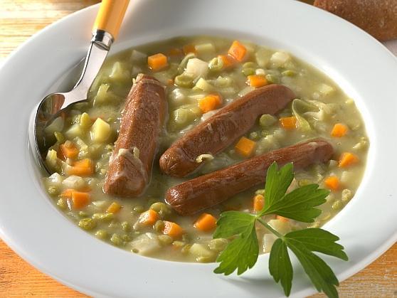 Erbsensuppe mit geräucherten Tofuwürstchen