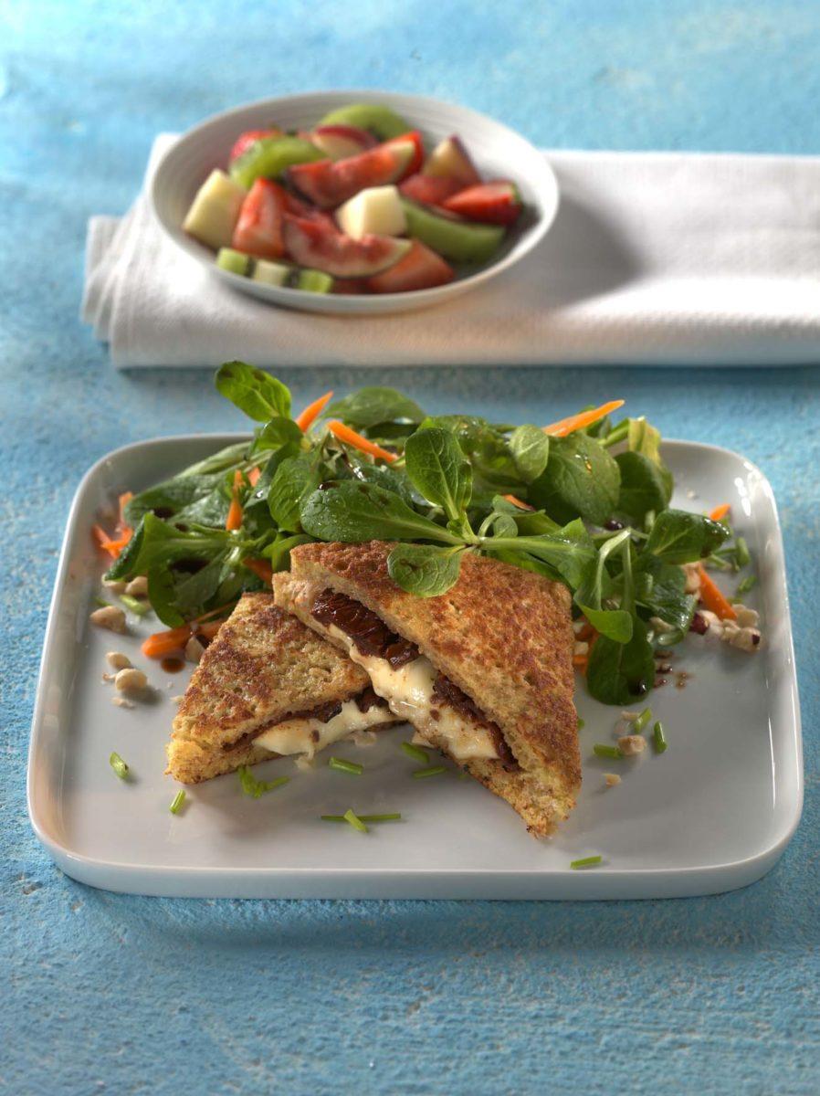 Feldsalat in Nussdressing mit gebackenem Mozzarella-Vollkorntoast