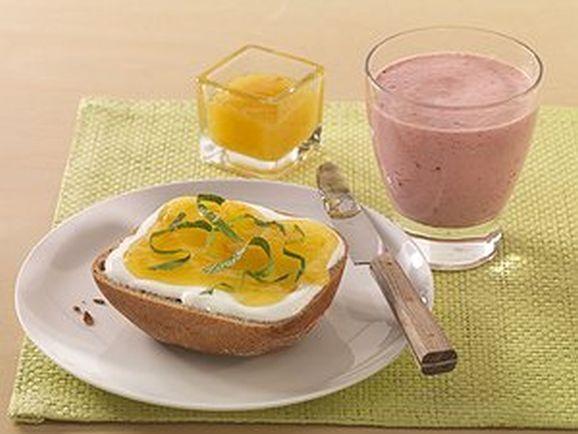 suesser power fruehstuecksdrink mit marmeladen quark broetchen