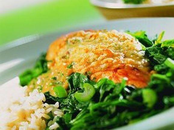 ueberbackene-haehnchenbrust-auf-spinatbett Überbackene Hähnchenbrust auf Spinatbett - BCM Diät Rezepte.de