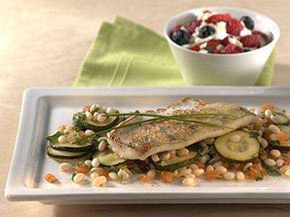 Zanderfilet auf gebratenen Zucchini in Bohnen-Kräutervinaigrette
