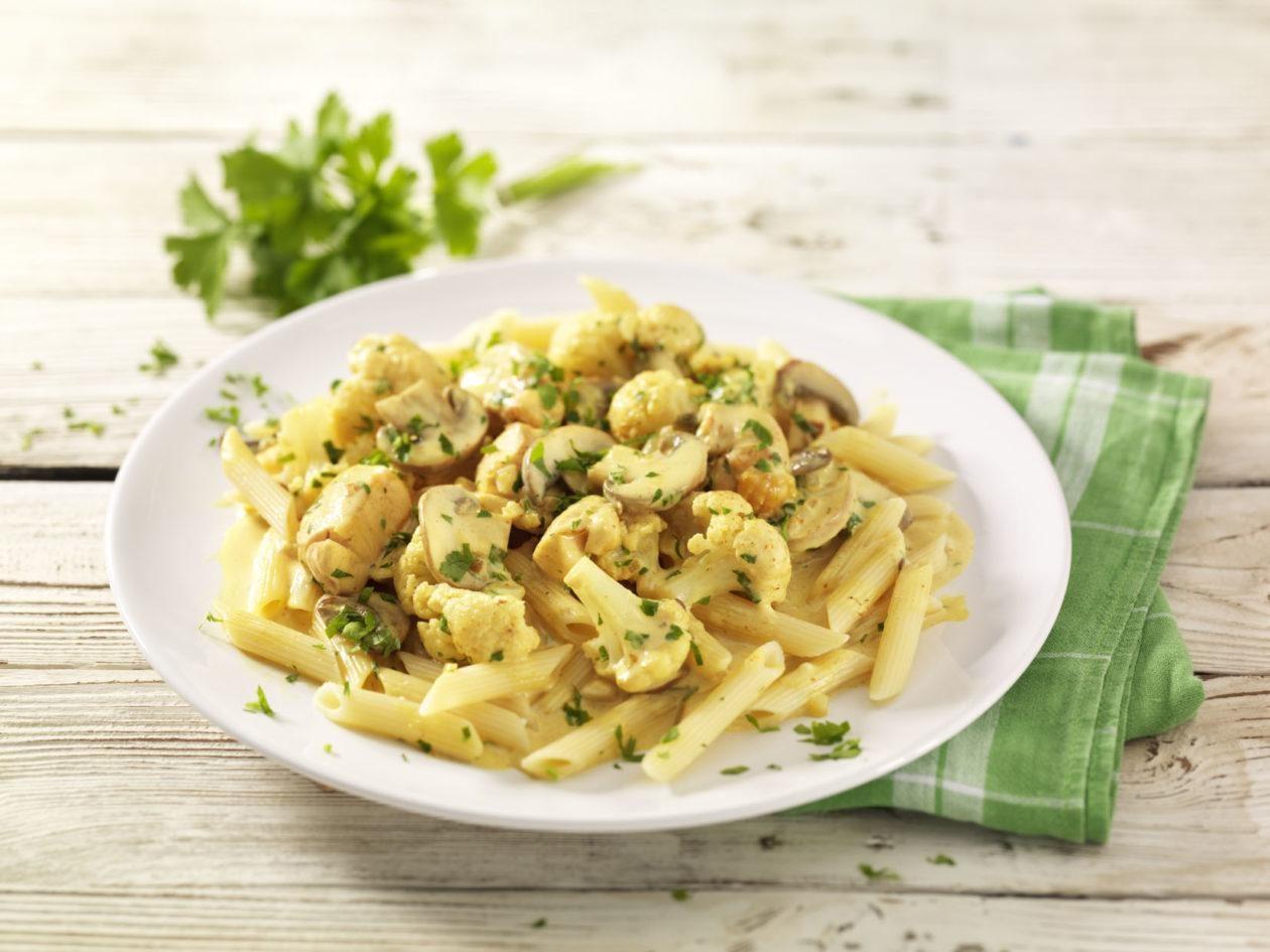 Penne mit Hähnchen, Champignons und Blumenkohl in pikanter Currysauce