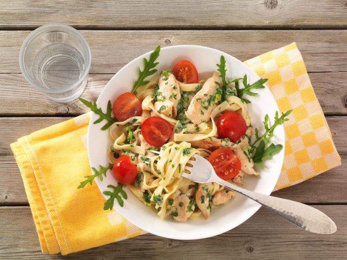 Bandnudeln mit Rucola und Putenbrust