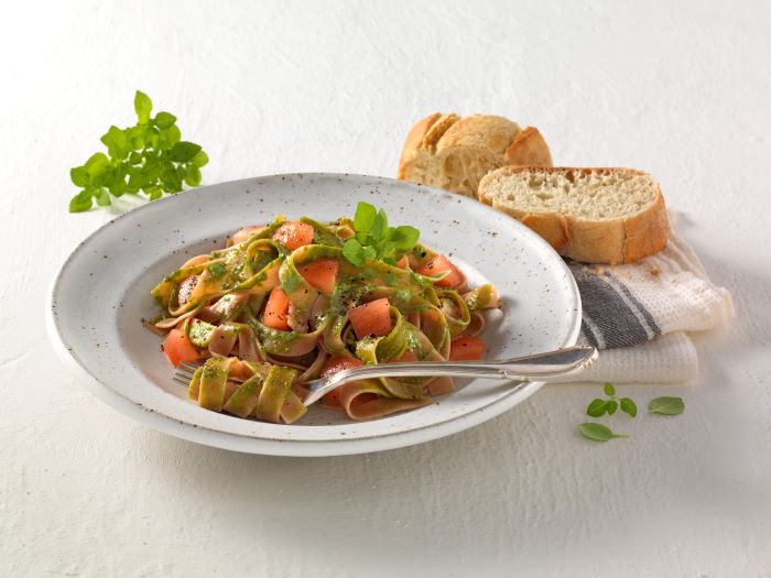 Bandnudeln mit Pesto und Tomaten-