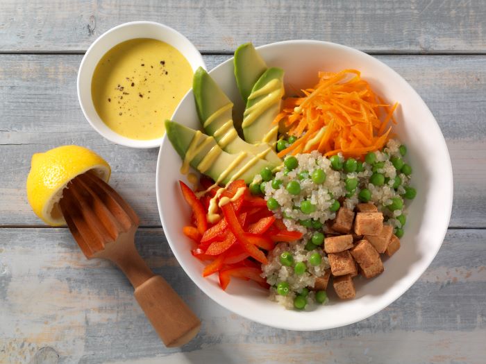 Buddha-Bowl mit Quinoa, Tofu und Sojajoghurt-Dip