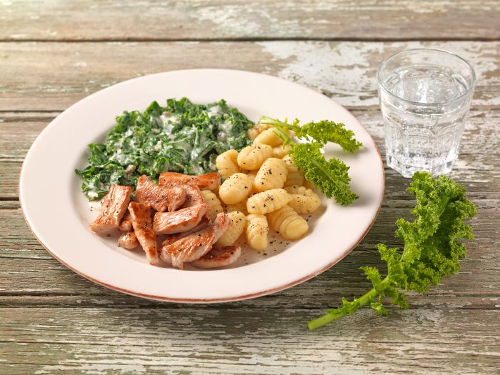 Cremiger Gruenkohl mit Gnocchis und Putenstreifen