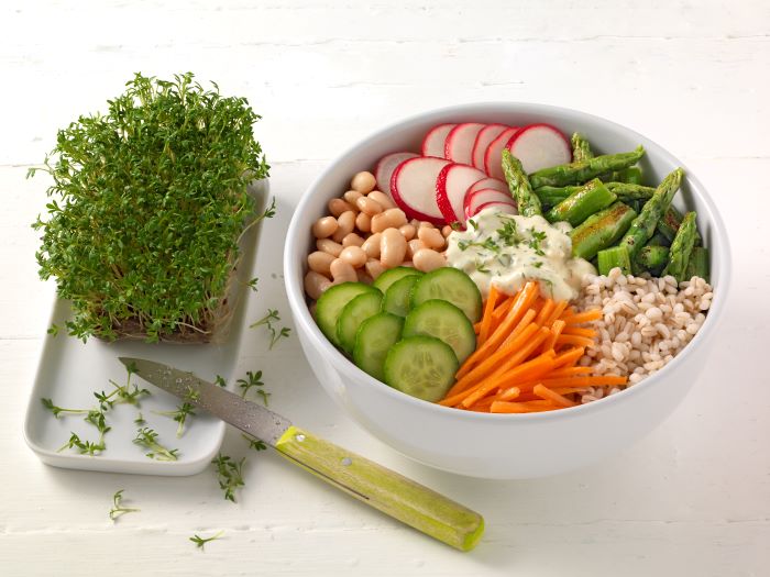 Frühlingsbowl mit Perlgraupen, Spargel und Joghurtsauce