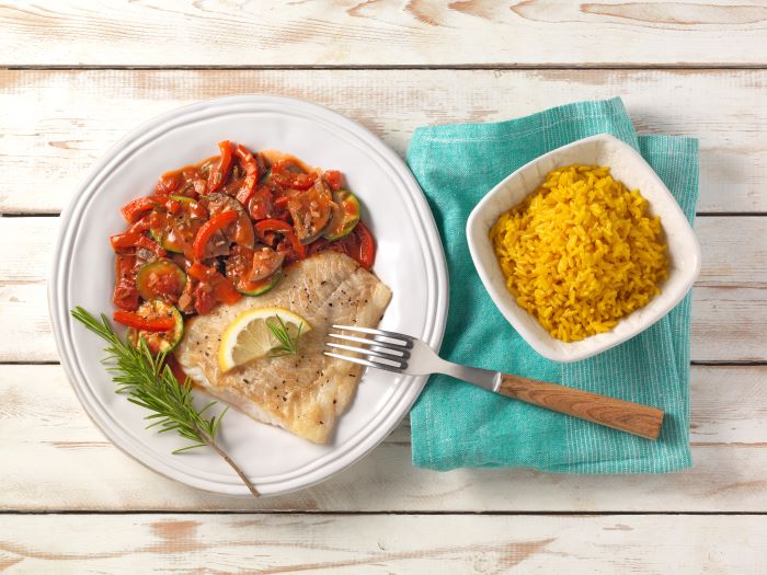 Gegrillter Fisch auf Ratatouille mit Kurkumareis