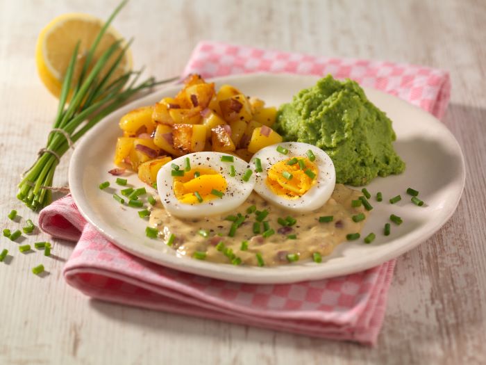 Gekochte-Eier-in-Senfsauce-mit-Bratkartoffeln-und-Erbsenpueree