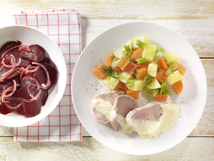 Gesiedete Schweinelende mit Meerrettich und Rote-Bete-Salat