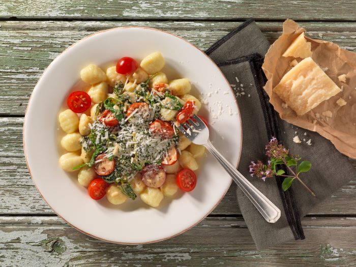 Gnocchis-mit-cremigem-Blattspinat-und-Tomaten x