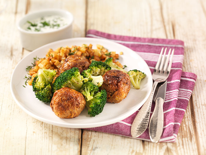 Hackbällchen mit Broccoli in Kräuterbechamelsauce und Kartoffelwürfeln