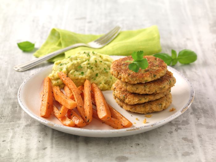 Haferbratlinge mit Ofenmoehren auf Kraeuterpolenta