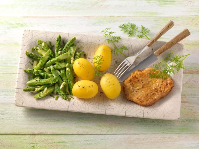 Kalbsschnitzel in Eihuelle mit Spargelsalat